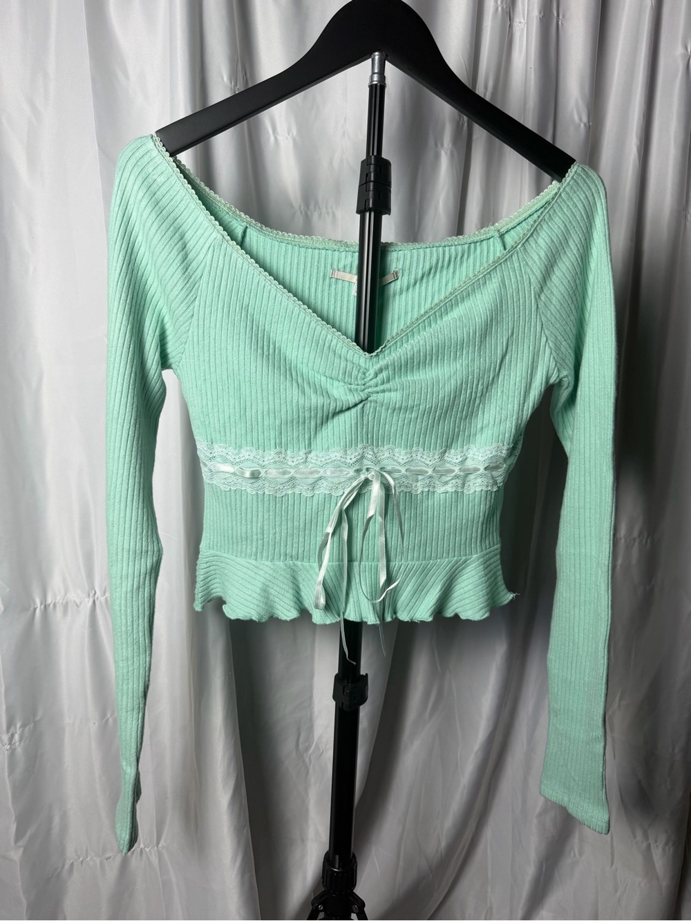 Kimchi Blue Lace-Trim Ruched Ribbed Top – Medium